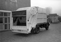 811229 Afbeelding van een vuilnisauto van de Gemeentelijke Reinigingsdienst op het terrein aan de Van Zijstweg te Utrecht.